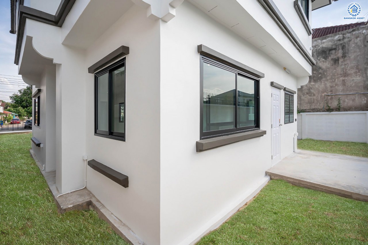 บ้านมือสองตกแต่งใหม่ โครงการ บ้านสวนดอกไม้ ปิ่นเกล้า เนื้อที่ 72.7 ตร.ว. บนพื้นที่ใช้สอยถึง 202 ตร.ม. ฟังก์ชันจัดเต็ม 3 ห้องนอน 3 ห้องน้ำ จอดรถได้ 4 คัน บนทำเลเชื่อมต่อเมืองอย่างรวดเร็ว ใกล้ทางคู่ขนานลอยฟ้าบรมราชชนนี ทางด่วน "กาญจนาภิเษก" ม.มหิดล และเซ็นทรัลปิ่นเกล้า